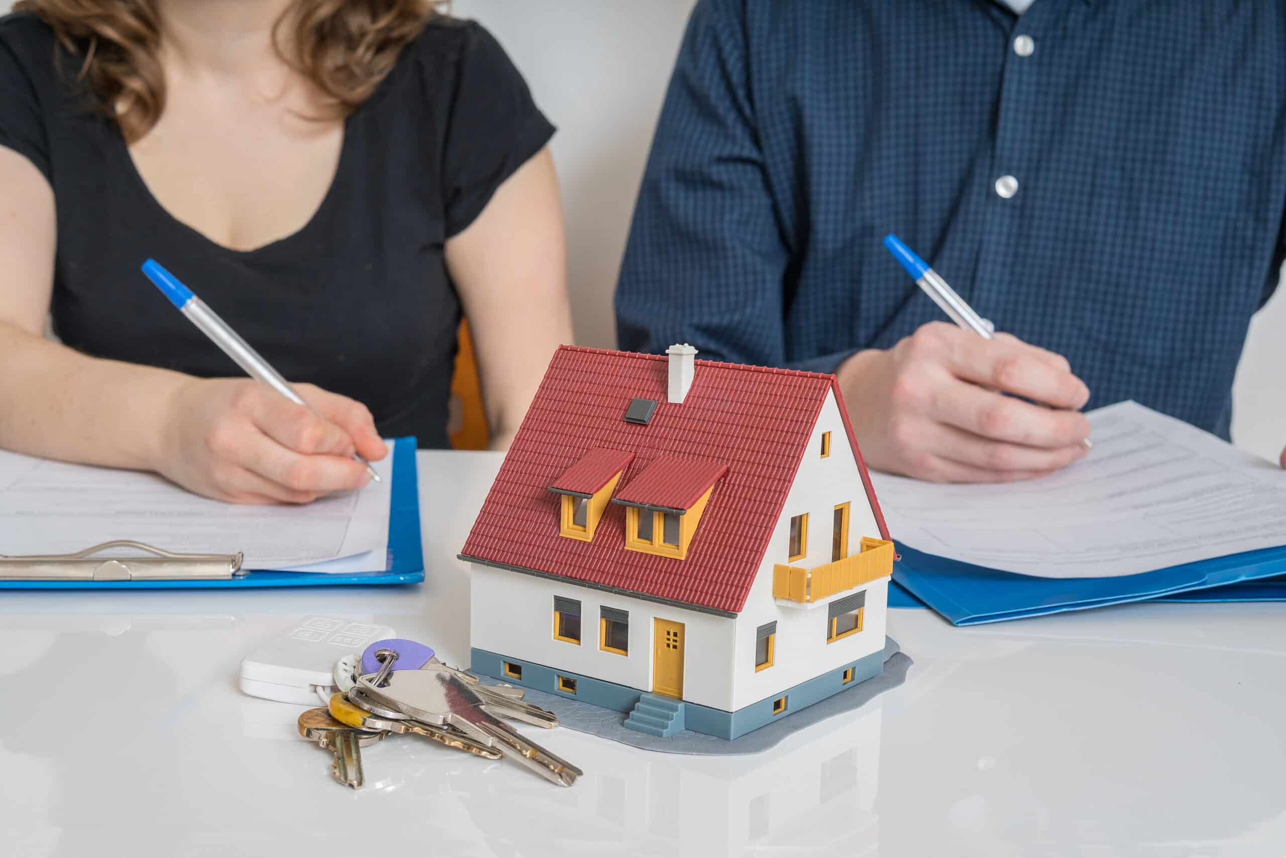 How Does Arizona Law Address the Division of Property and Debts in a Divorce?